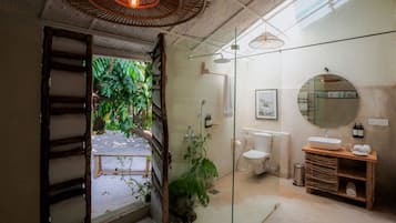 Double Room, Patio, Garden View | Bathroom | Hair dryer, soap, shampoo, toilet paper
