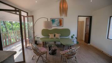 Suite, 2 Schlafzimmer, Balkon | Zimmersafe, Bügeleisen/Bügelbrett, kostenloses WLAN