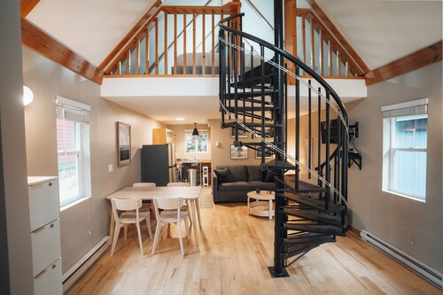 Coastal cabin- charming studio + loft