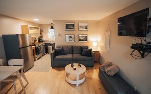TV - Coastal cabin- updated studio + loft (Ucluelet)