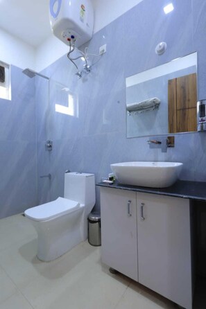 Phòng đôi, quang cảnh hồ bơi | Phòng tắm