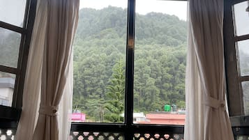 Habitación Deluxe doble, 1 cama de matrimonio grande, vistas a la colina | Escritorio, espacio para trabajar con un portátil, wifi gratis