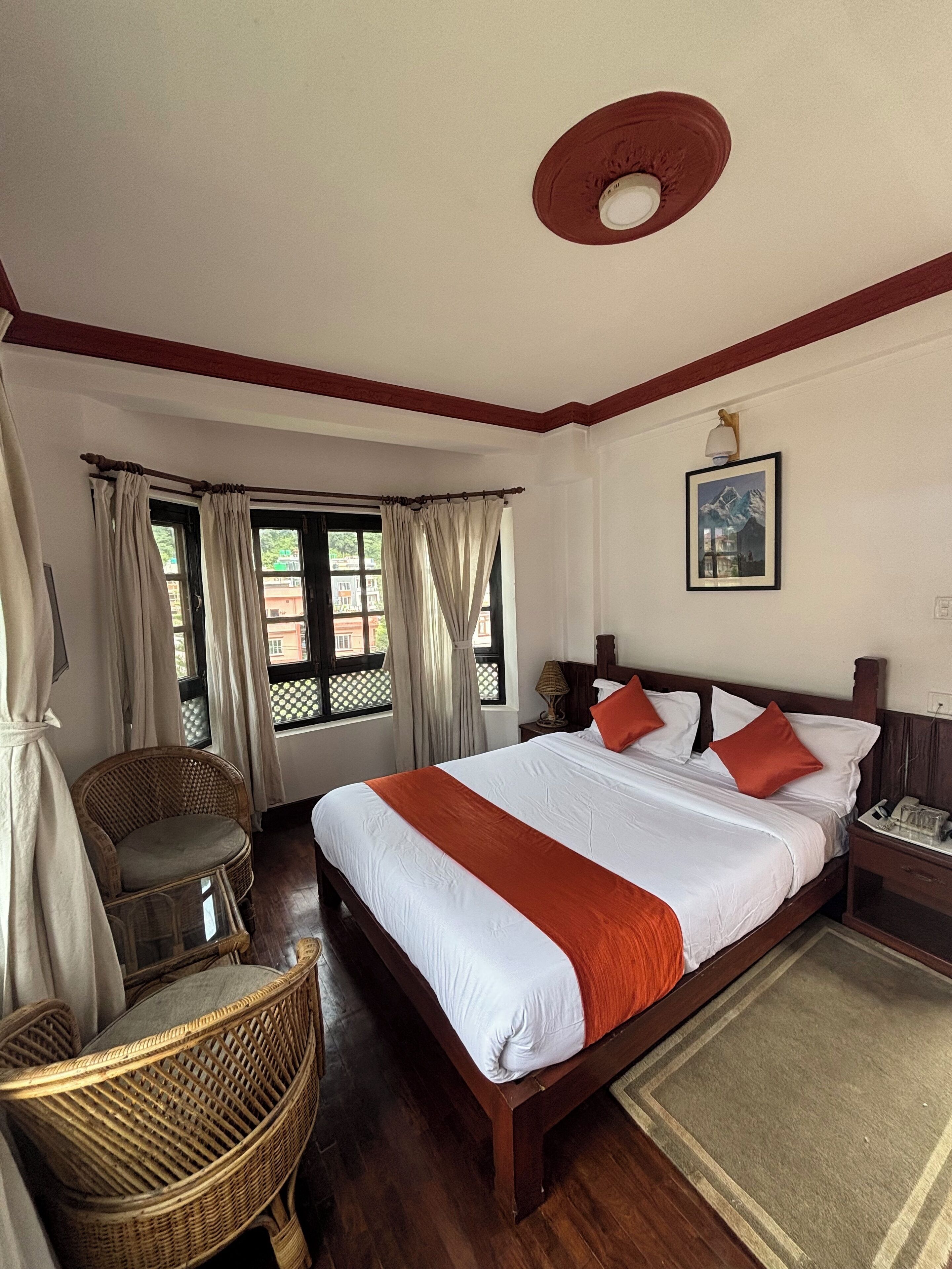 Dobbeltrom – deluxe, 1 kingsize-seng, utsikt mot høyde | Skrivebord, skrivebord for bærbar PC og wi-fi (inkludert)