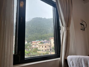 Quarto casal luxo, 1 cama King, vista para a colina | Escrivaninha, espaço de trabalho para notebook, Wi-Fi de cortesia