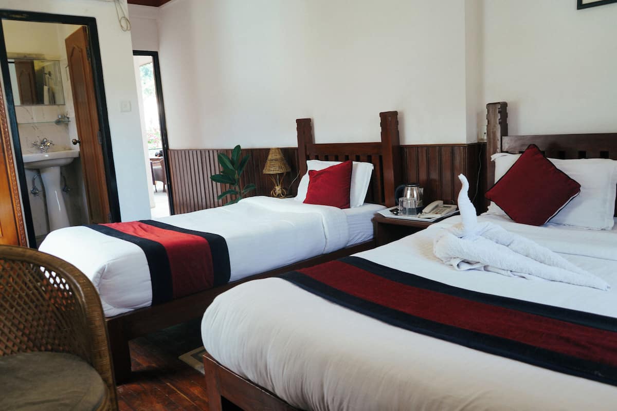 Comfort-værelse til 3 personer - balkon - bakkeudsigt | Skrivebord, arbejdsområde til bærbare computere, gratis Wi-Fi