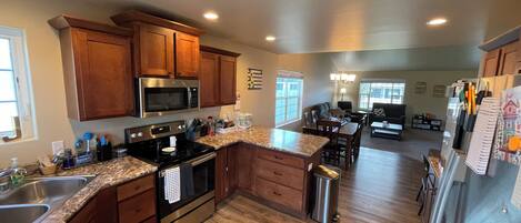 Mikroaaltouuni, uuni, liesi, astianpesukone