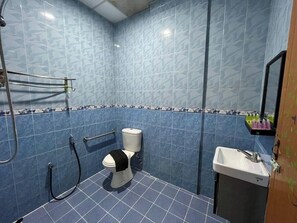 Een douche, handdoeken, zeep, shampoo