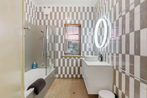 Chuveiro, secador de cabelo, toalhas de banho, shampoo