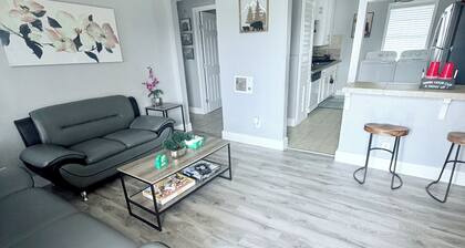 Modern 3BR Fort Worth Home- Fast Wi-Fi-Smart TV’s- Work-Ready