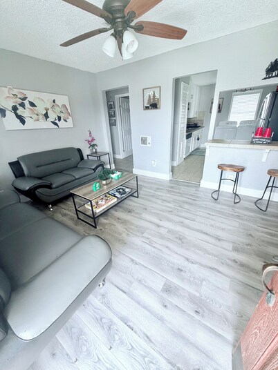 Modern 3BR Fort Worth Home- Fast Wi-Fi-Smart TV’s- Work-Ready