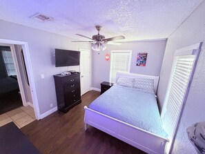 3 多间卧室、客房内保险箱、熨斗/熨衣板、收费 WiFi