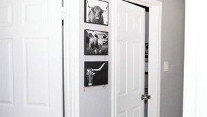 Une porte blanche ornée de trois photographies en noir et blanc représentant des taureaux.