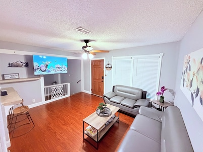 Modern 3BR Fort Worth Home- Fast Wi-Fi-Smart TV’s- Work-Ready