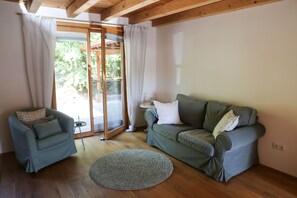 Tv, eldstad och en stereo