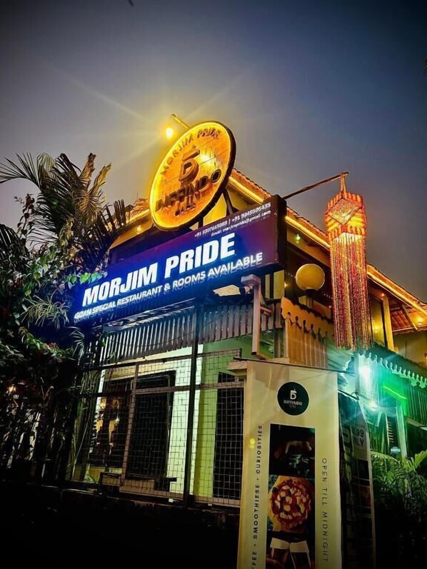 Un bâtiment sur lequel on peut lire l’inscription « Morim Pride » et « Grand Special Restaurant, chambres disponibles ».