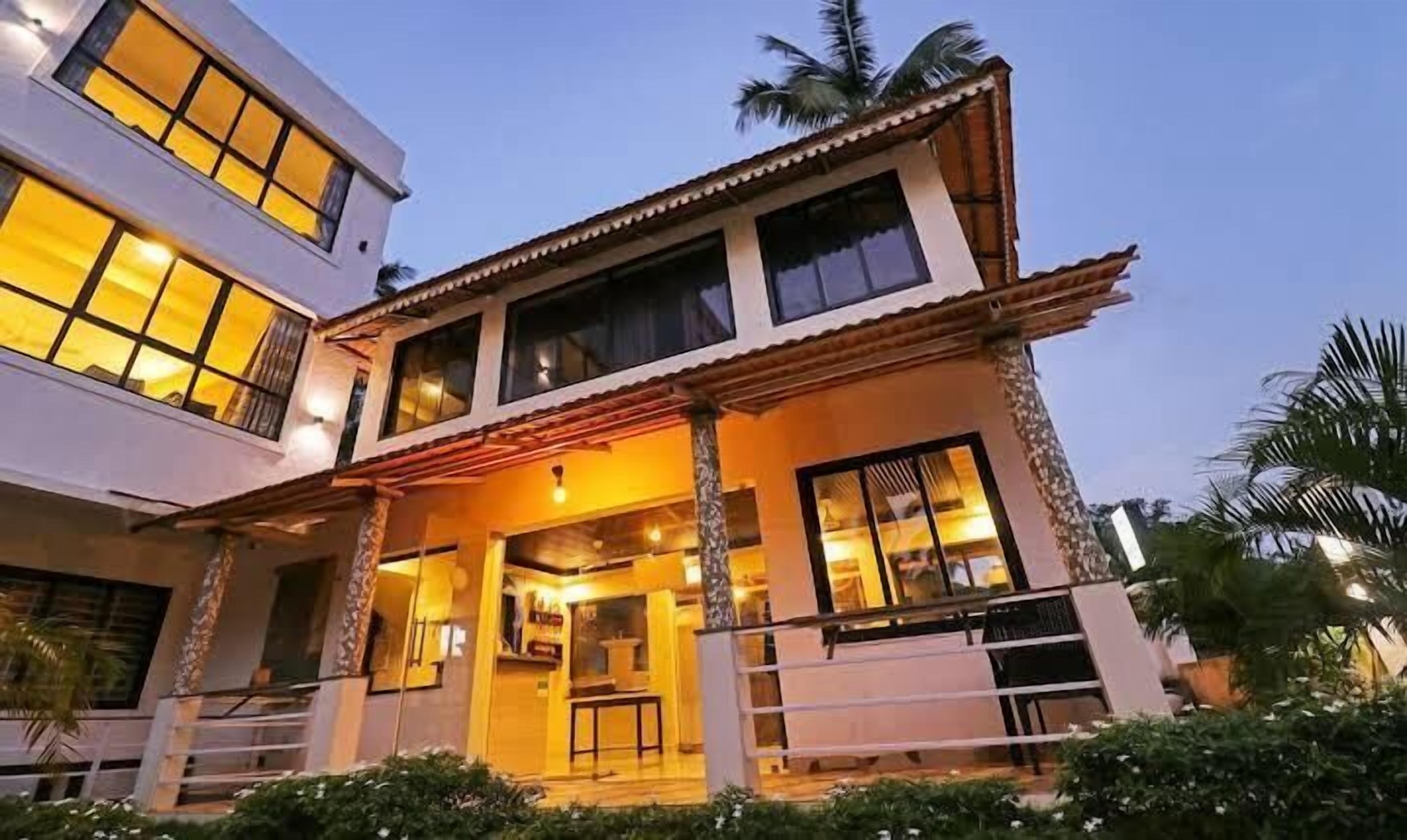 واجهة المنشأة - في المساء/الليل