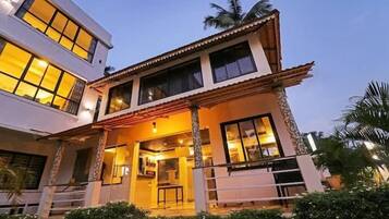 Fachada de la propiedad por la tarde o noche