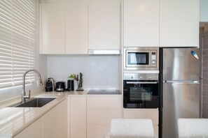 Appartement, balcon, vue océan | Cuisine privée | Grand réfrigérateur, micro-ondes, four, plaque de cuisson