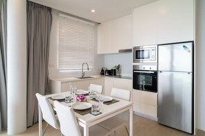 Appartement, balcon, vue océan | Cuisine privée | Grand réfrigérateur, micro-ondes, four, plaque de cuisson