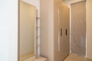 Leilighet, balkong, havutsikt | Safe på rommet, skrivebord for bærbar PC og blendingsgardiner