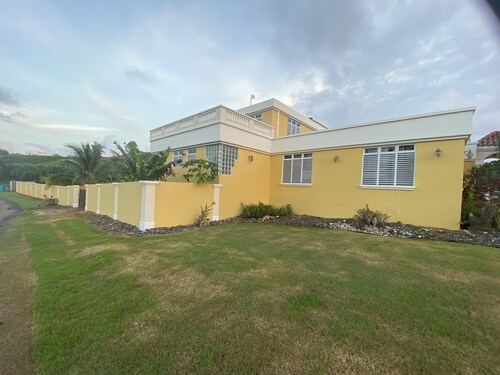 Spacious 6-bedroom cottage in cool Camuy with AC