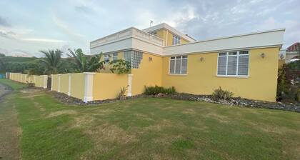 Spacious 6-bedroom cottage in cool Camuy with AC