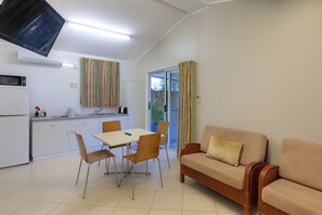 基础小屋, 露台 | 私人简易厨房 | 公用冰箱、微波炉、厨具/餐具