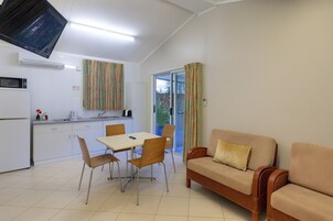 基础小屋, 露台 | 私人简易厨房 | 公用冰箱、微波炉、厨具/餐具