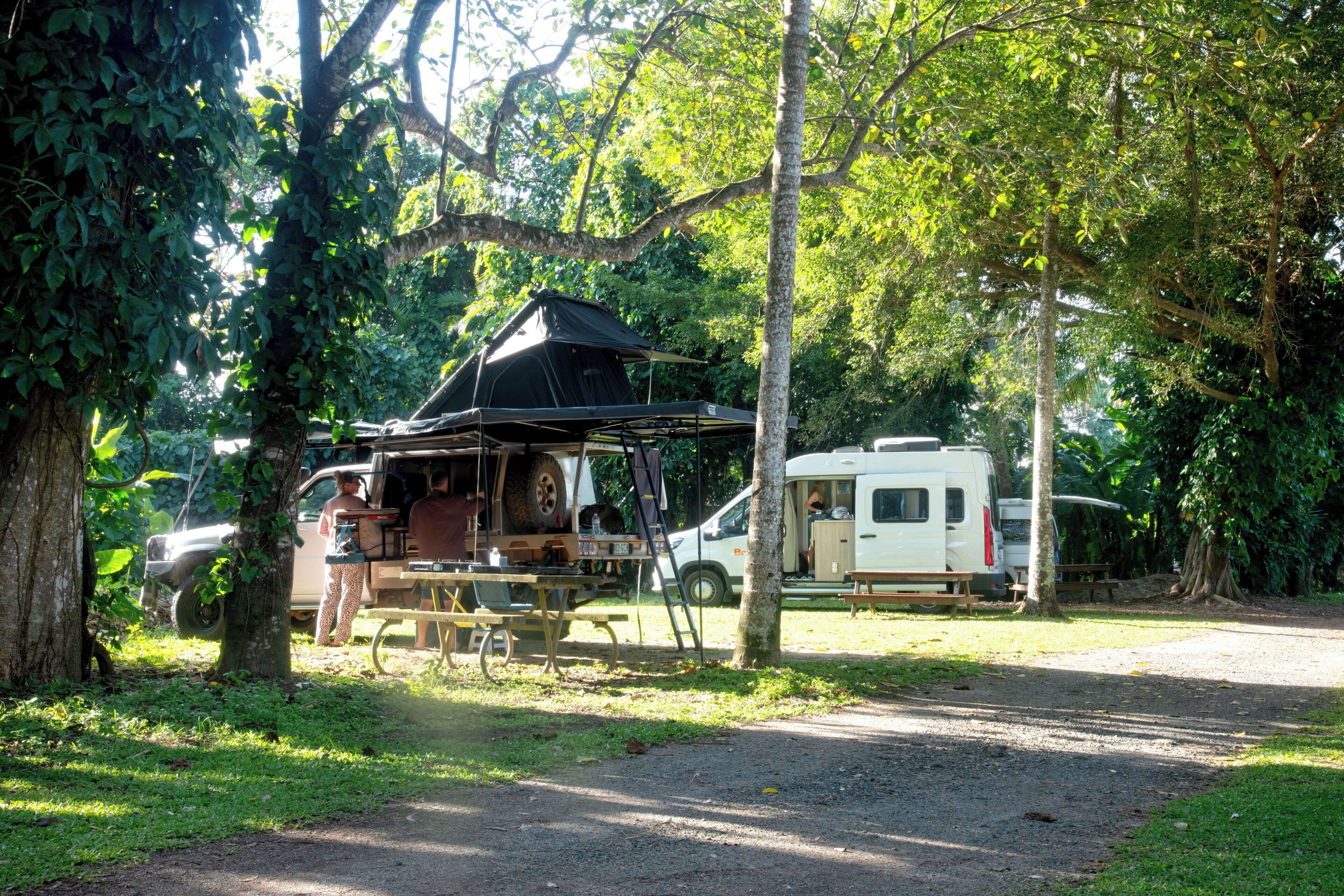 Un terrain de camping avec une tente et un camping-car.