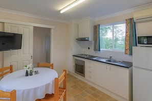 Basic Cabin | Private kitchen | Shared fridge, microwave, cookware/dishes/utensils