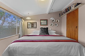 4 bedrooms, desk, iron/ironing board, WiFi