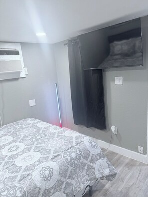 1 bedroom, WiFi - Gray & White Escape - Modern, Minimal, Memorable (Fort Worth)