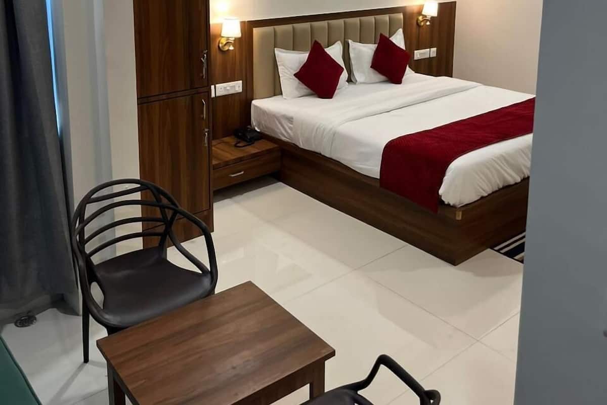 Deluxe-Doppelzimmer, Balkon, Gartenblick | Schreibtisch, laptopgeeigneter Arbeitsplatz, kostenloses WLAN