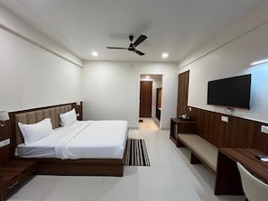 Escritorio, espacio para trabajar con laptop y wifi gratis