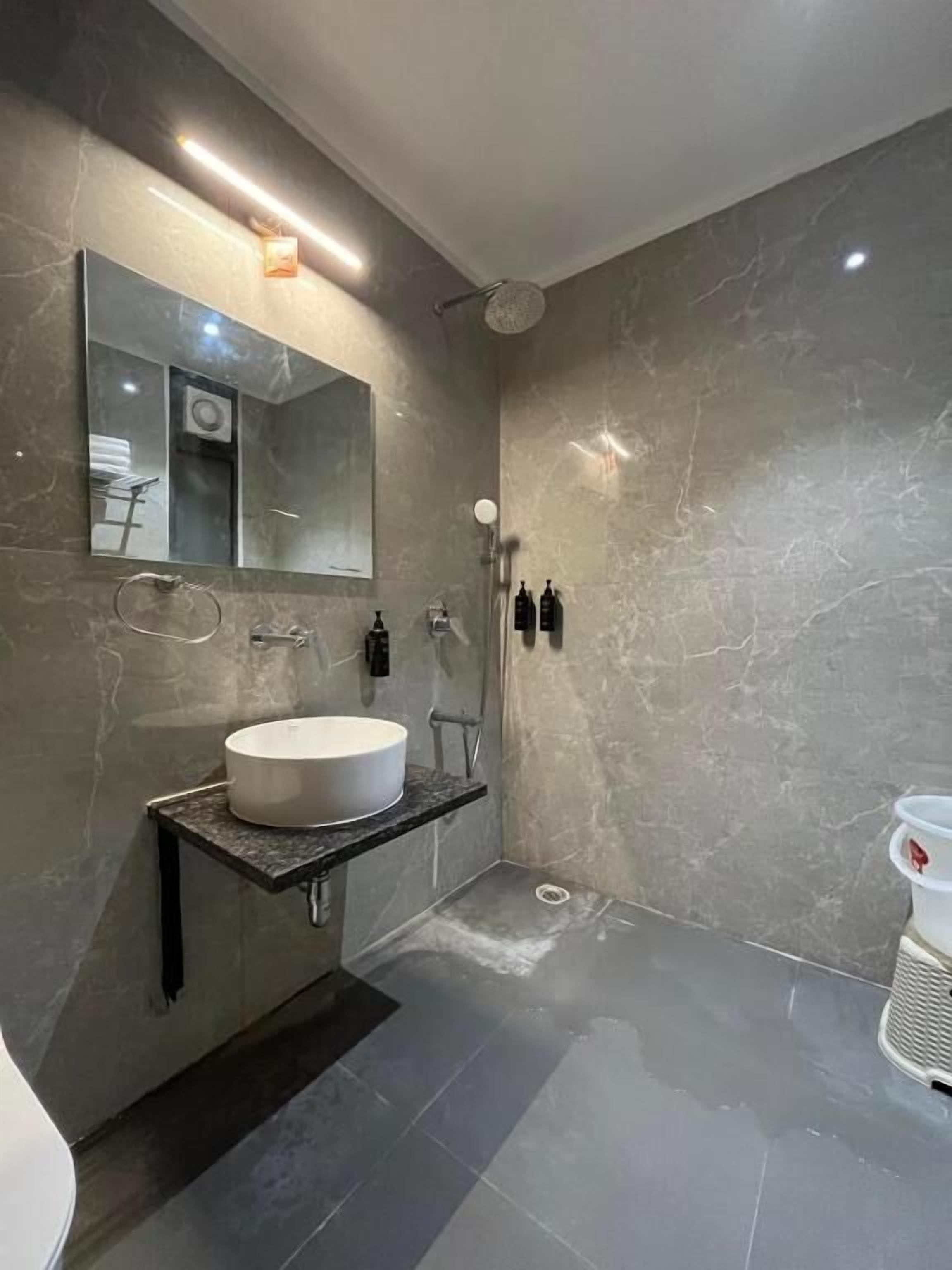 Kostenlose Toilettenartikel, Haartrockner, Hausschuhe, Handtücher