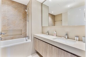 Shower, hair dryer, towels, toilet paper - Bright 2BR APT Near The Burj Khalifa & Dubai Mall (Dubai)