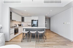 Geladeira, micro-ondas, fogão, cooktop