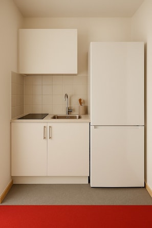 Full-size fridge, microwave, stovetop, cookware/dishes/utensils