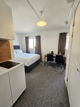 Laptop workspace, free WiFi, bed sheets. Nox Hotel