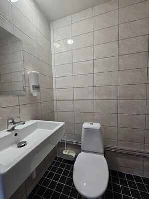 Shower, free toiletries, towels, soap - Nox Hotel (Huddinge)