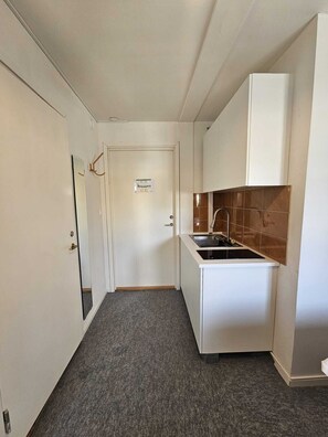 Full-size fridge, microwave, stovetop, cookware/dishes/utensils - Nox Hotel (Huddinge)