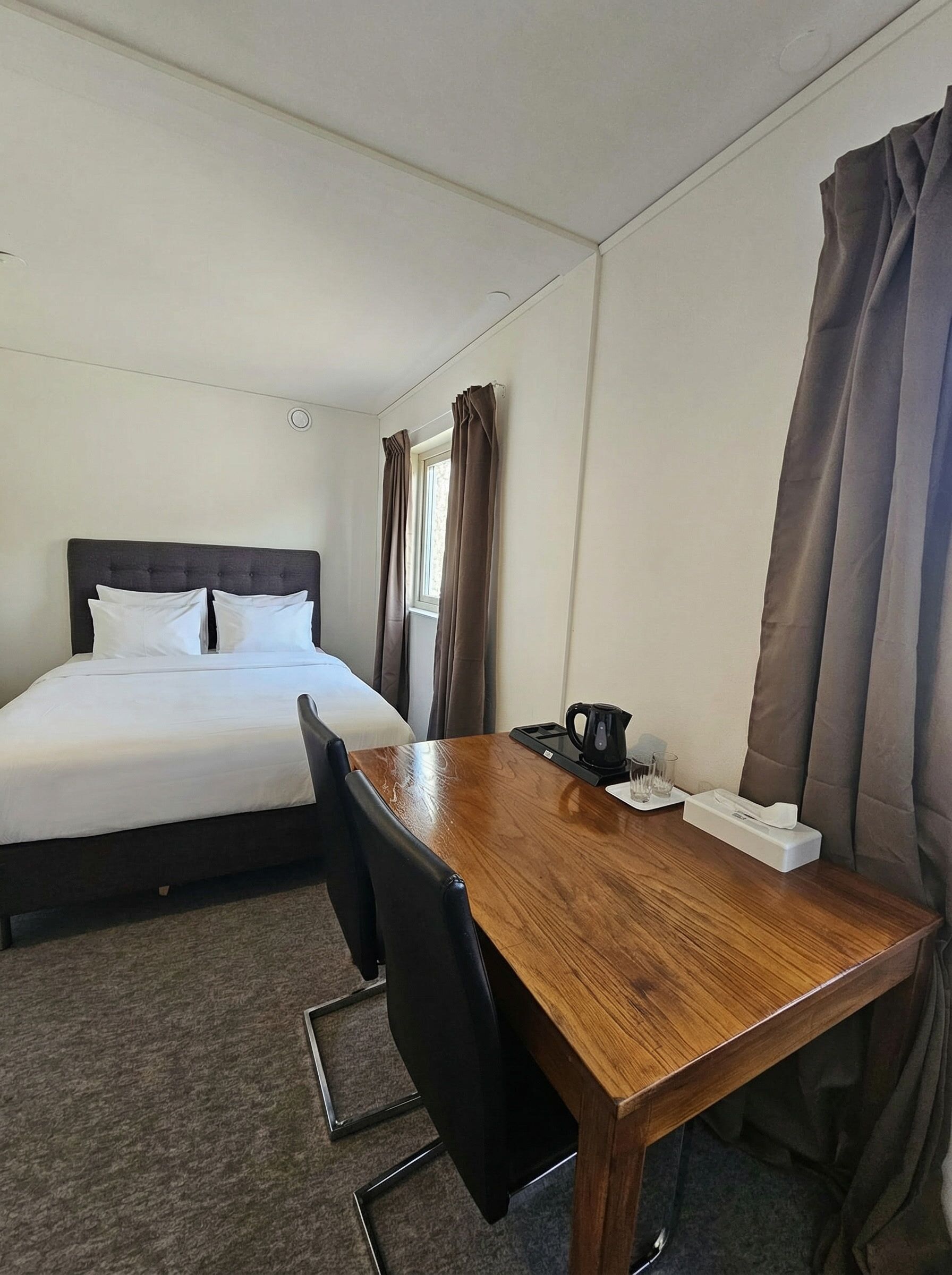 Skrivebord for bærbar PC og wi-fi (inkludert)