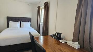 Skrivebord for bærbar PC og wi-fi (inkludert)