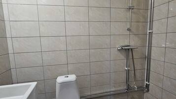 Dusj, toalettartikler (inkludert), håndklær og såpe