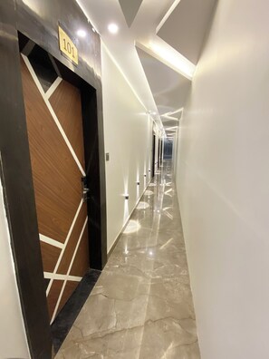 المنشأة من الداخل