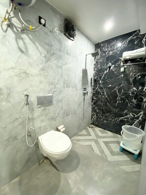 A bathroom with a toilet, a shower, and a sink. - Hotel Manor Ganges (Varanasi)