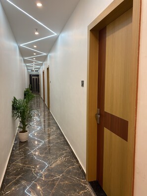 المنشأة من الداخل