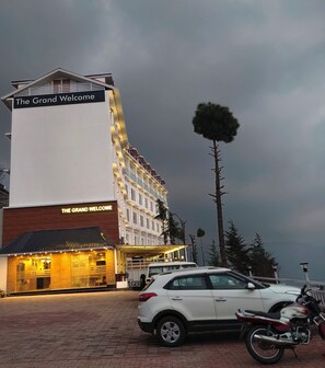 Een hotel genaamd "The Grand Welcome" met een bakstenen gevel en een groot bord.
