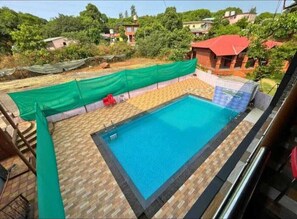 حمّام سباحة خارجي