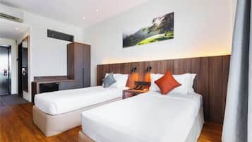 Superior Double or Twin Room, Garden View | Meja, seterika/papan seterika, Wi-fi percuma